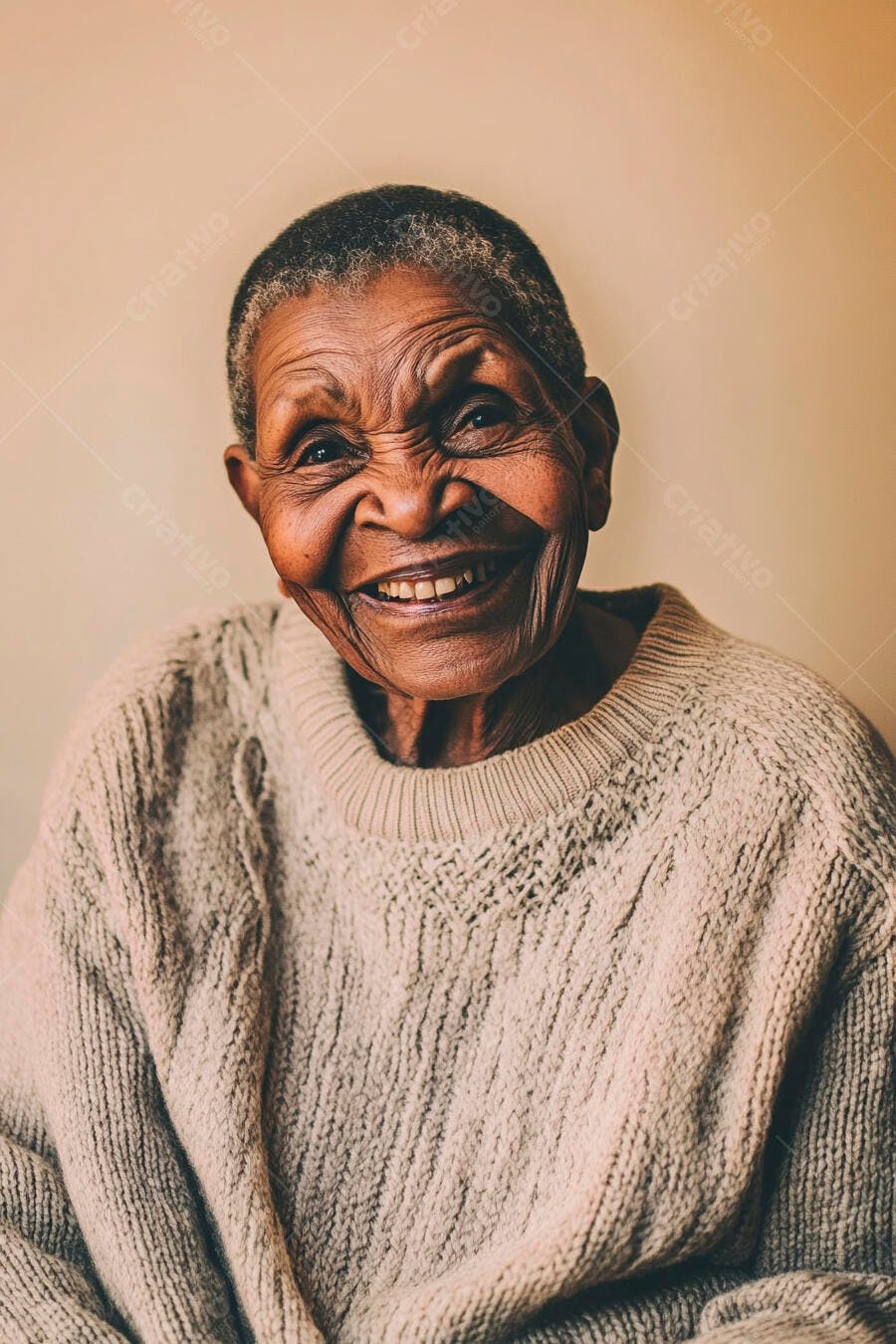 Mulher idosa negra sorrindo feliz em suéter bege claro