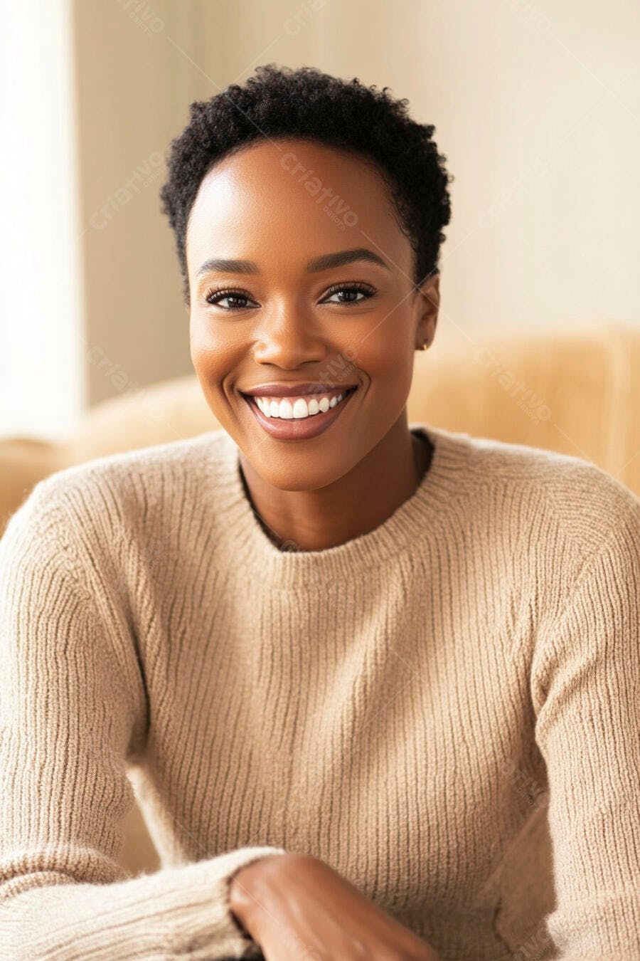 Mulher negra jovem feliz sorrindo de cabelo curto e suéter bege casual