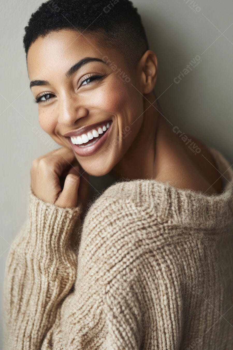 Mulher negra sorrindo feliz com suéter bege de tricô casual