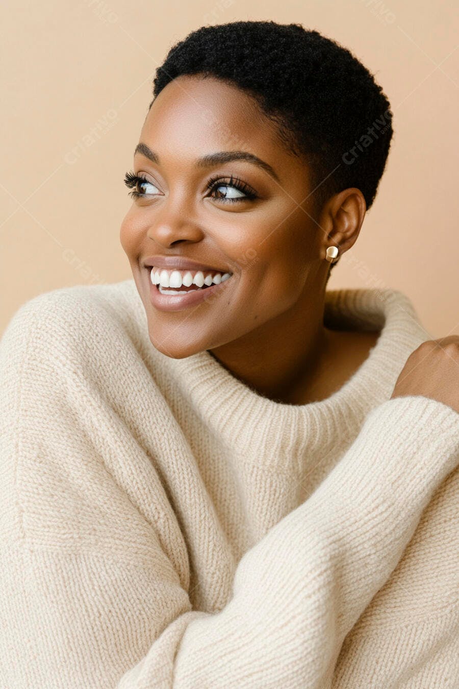 Mulher negra sorrindo de suéter bege claro e cabelo curto