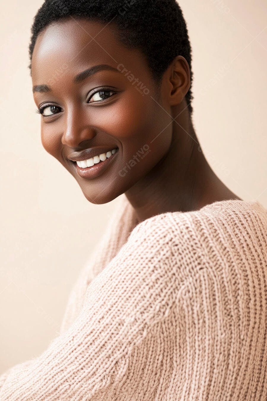 Mulher negra sorrindo retrato amigável com cabelo curto e suéter bege