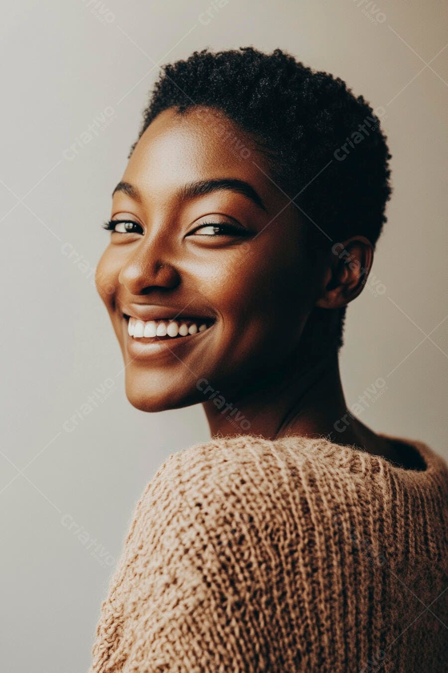 Mulher negra sorrindo feliz com cabelo curto e suéter de lã bege