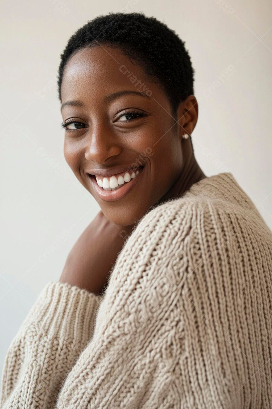 Mulher negra sorrindo com suéter de tricô creme e cabelo crespo curto