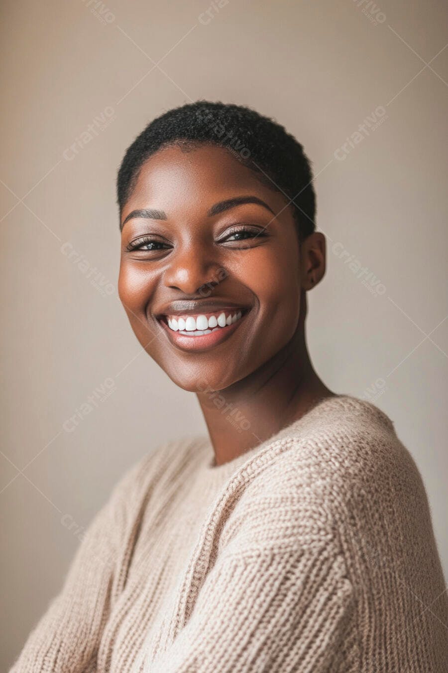 Mulher negra sorrindo feliz com suéter bege e cabelo curto