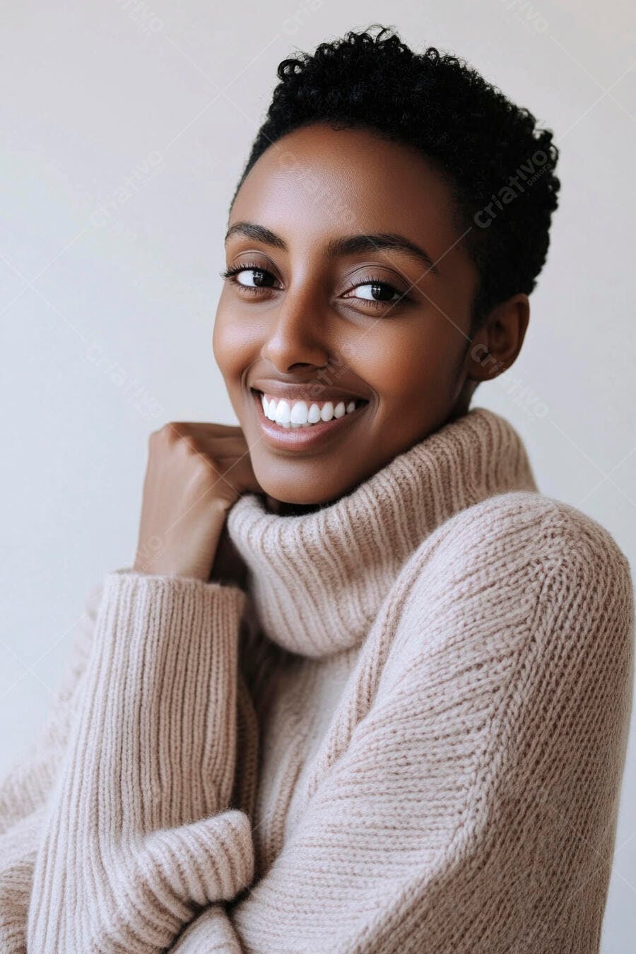 Mulher negra jovem sorrindo com suéter de gola alta bege