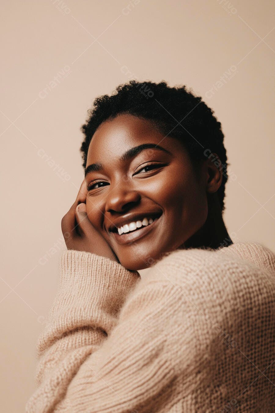 Mulher negra sorrindo feliz em suéter bege claro