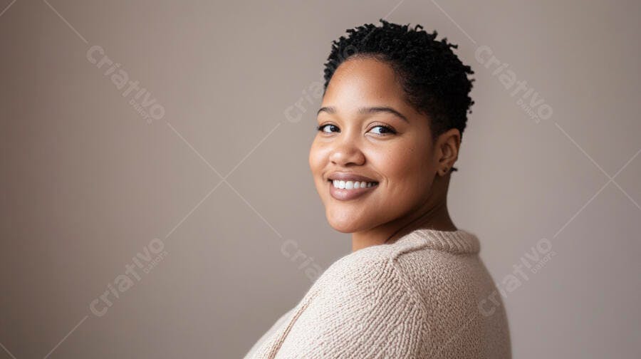 Mulher afro-americana feliz com cabelo crespo curto sorrindo em suéter bege