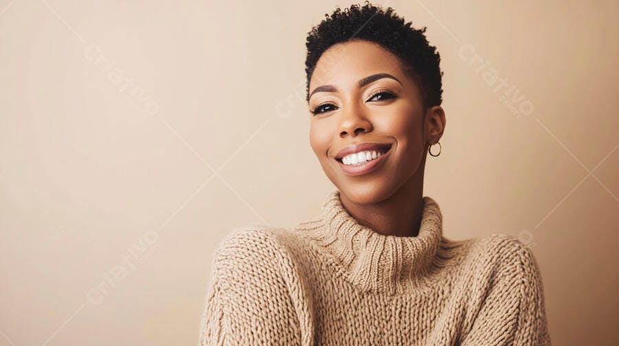 Mulher negra cabelo curto sorrindo feliz em suéter de tricô bege