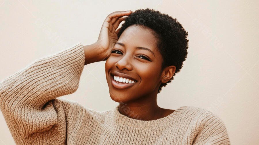 Mulher negra feliz com cabelo crespo e suéter bege claro