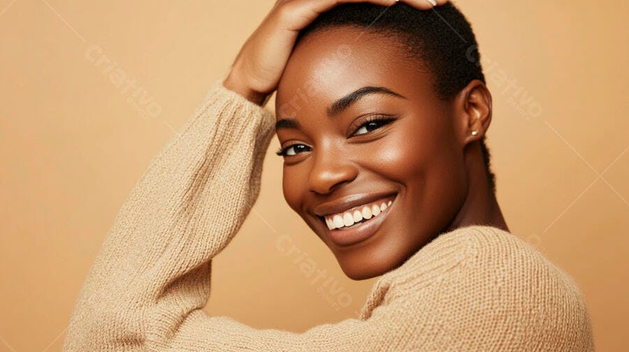 Mulher negra sorrindo de cabelo curto e suéter bege com mão na cabeça