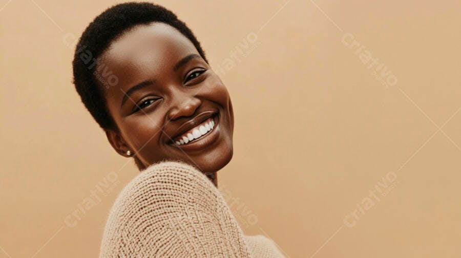 Mulher negra sorrindo cabelo curto suéter bege claro em estúdio