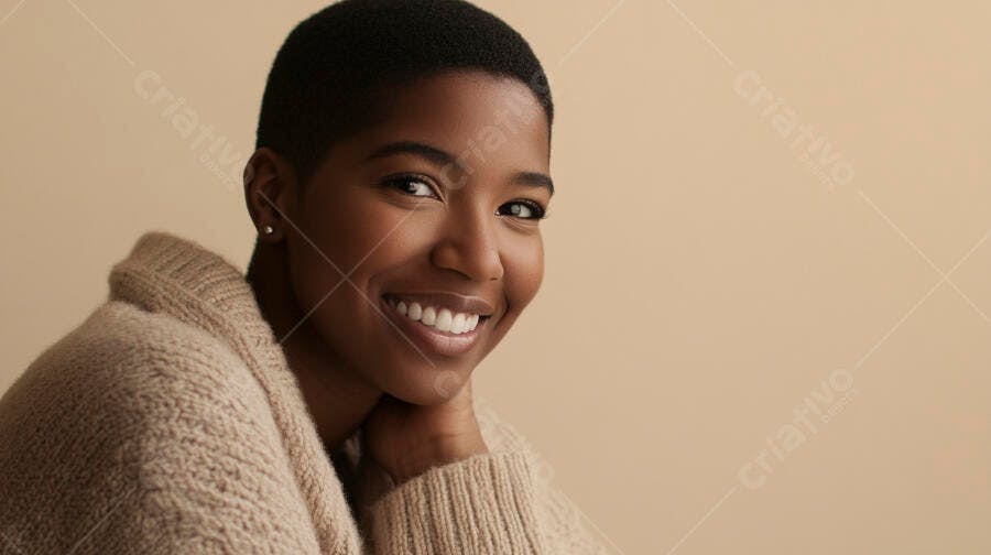 Mulher negra sorridente em suéter bege com cabelo curto