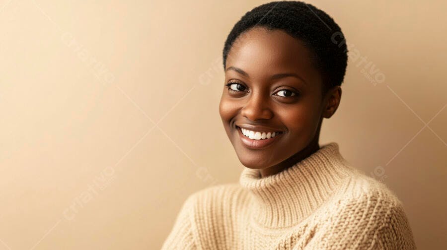 Mulher negra sorrindo vestindo suéter bege em estúdio