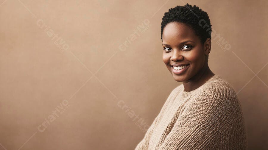 Mulher negra sorrindo feliz com suéter bege em fundo marrom