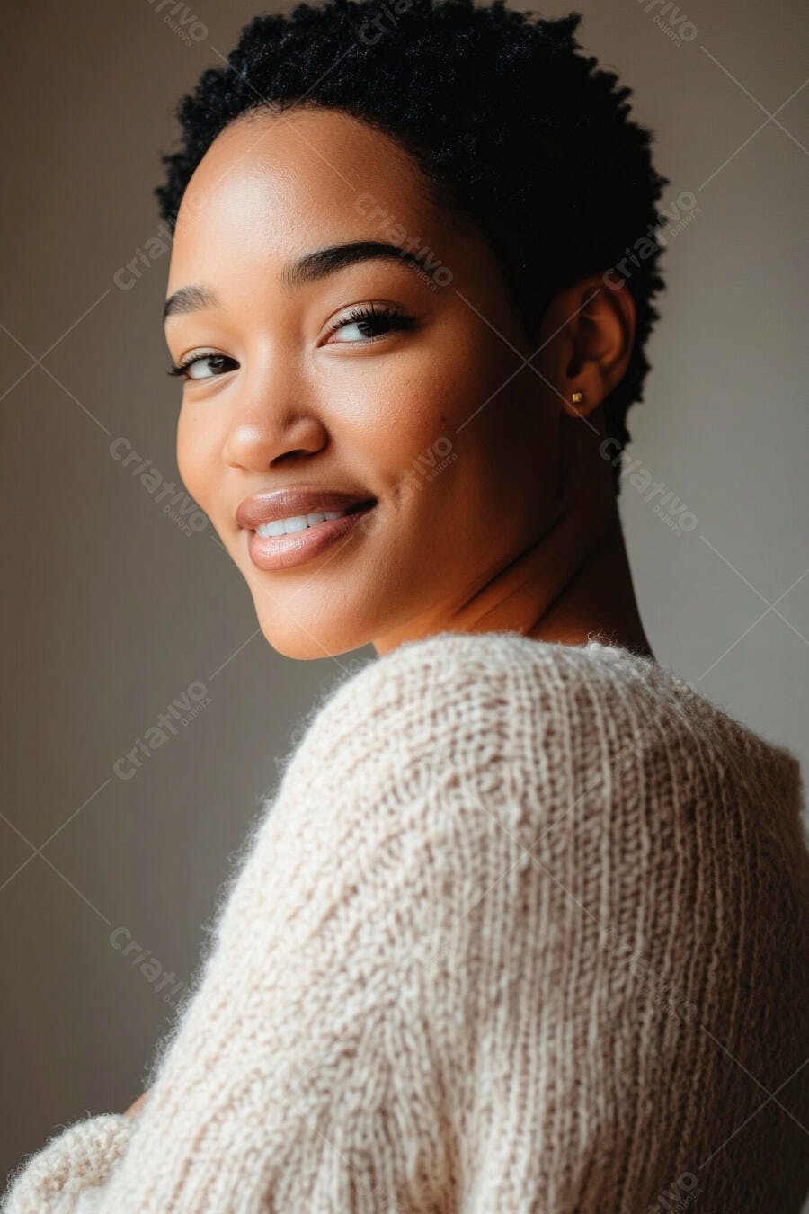 Jovem mulher negra sorrindo em suéter bege claro casual