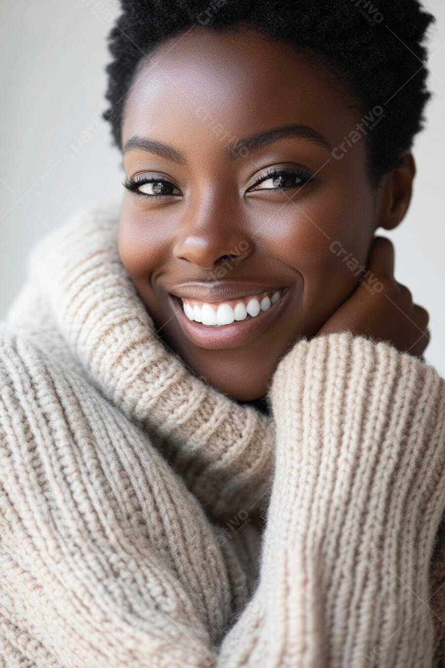Mulher negra sorrindo com suéter creme e cabelo curto retrato aconchegante