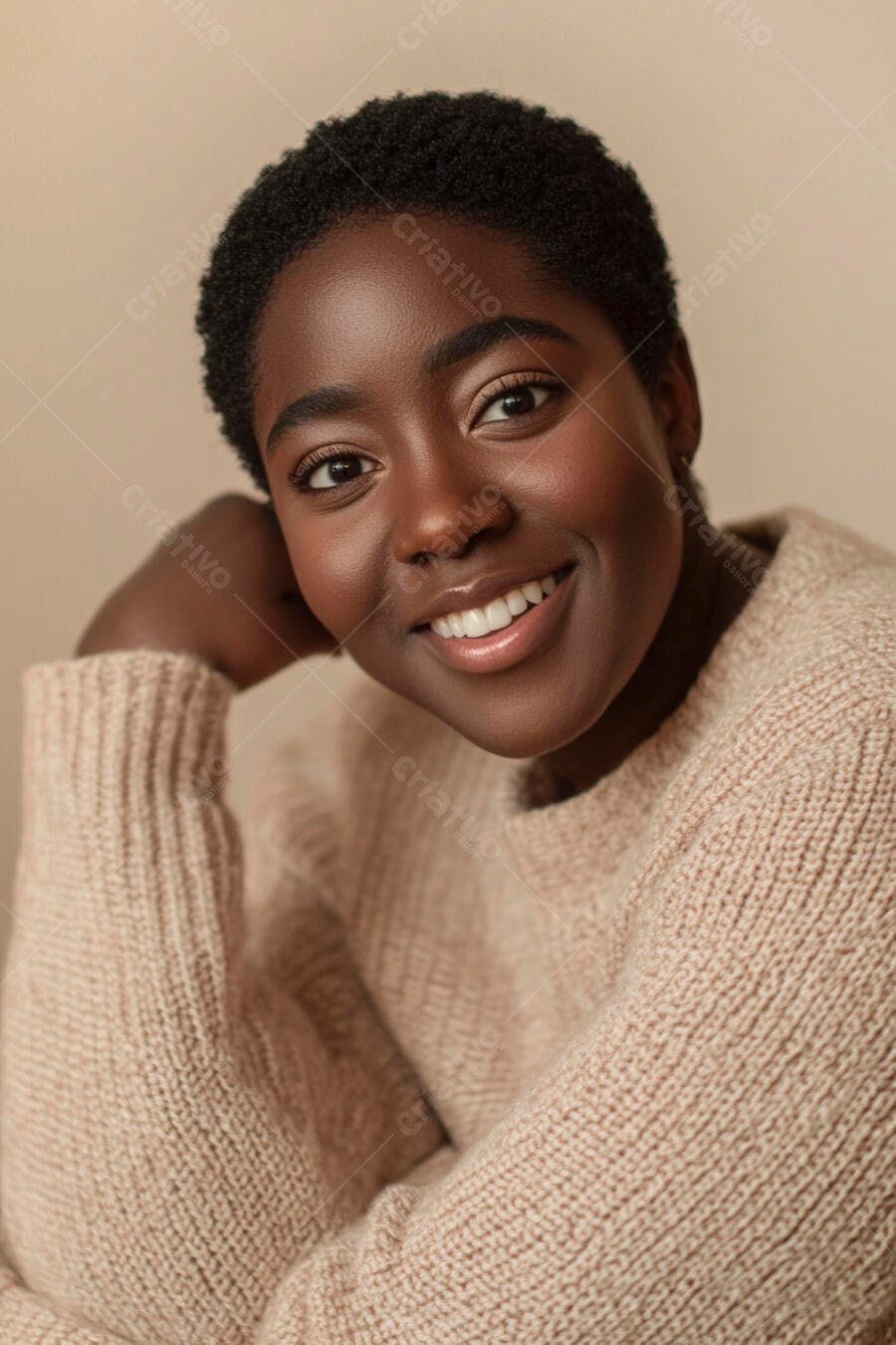 Mulher negra feliz com cabelo curto sorrindo em suéter bege