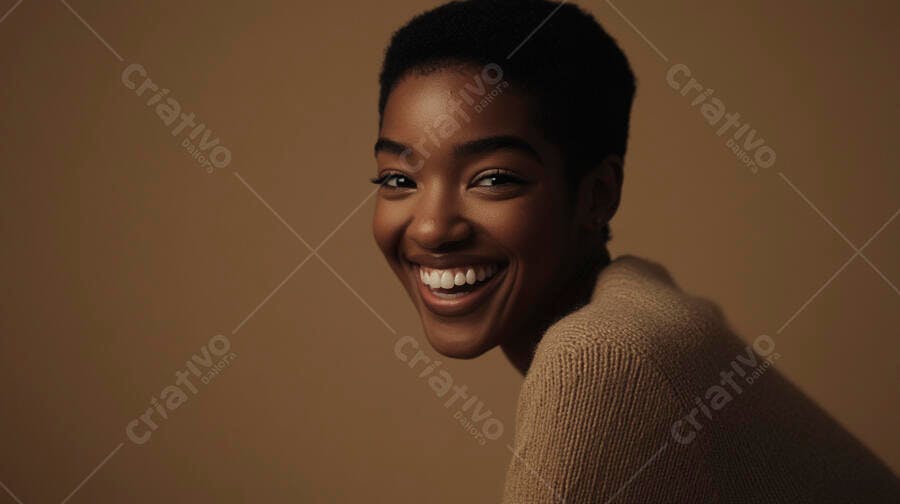 Mulher negra sorrindo feliz cabelo curto suéter bege fundo marrom