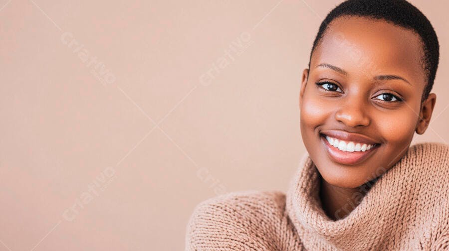 Mulher jovem negra sorrindo com suéter bege em fundo neutro