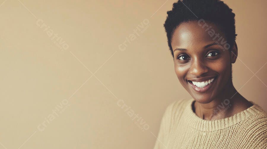 Mulher negra sorrindo feliz em retrato com suéter bege