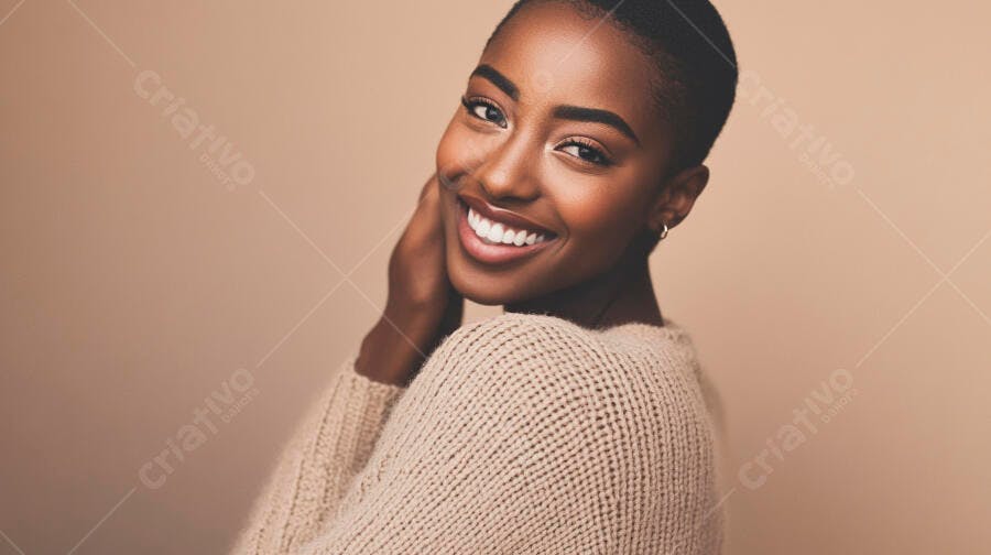 Mulher negra sorrindo feliz com suéter bege em fundo neutro