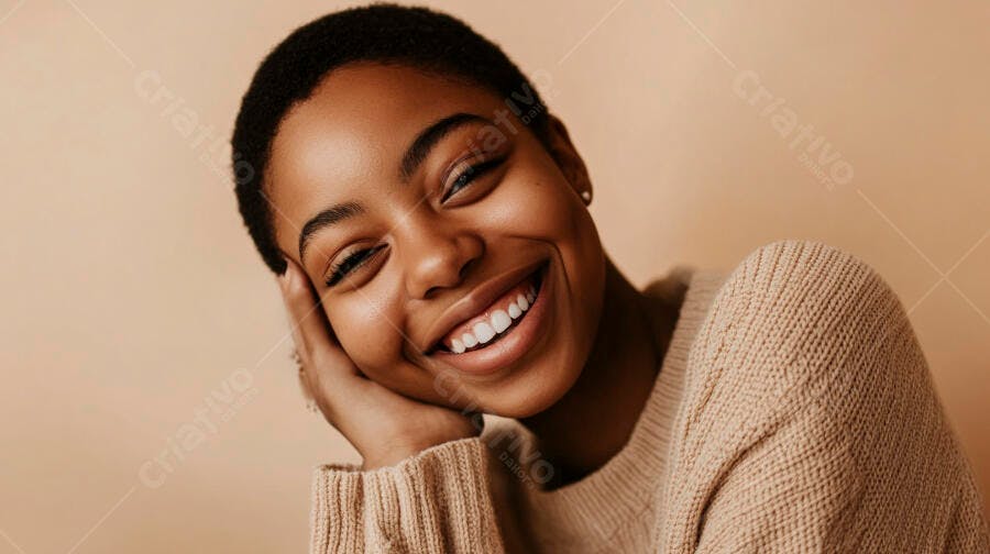 Mulher negra jovem sorrindo cabelo curto suéter bege em fundo neutro