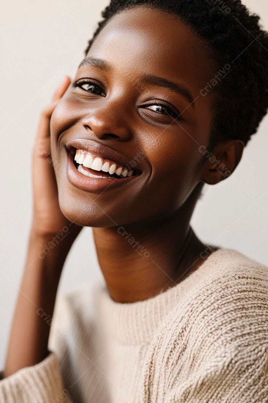 Mulher negra sorrindo feliz em suéter de lã bege close-up