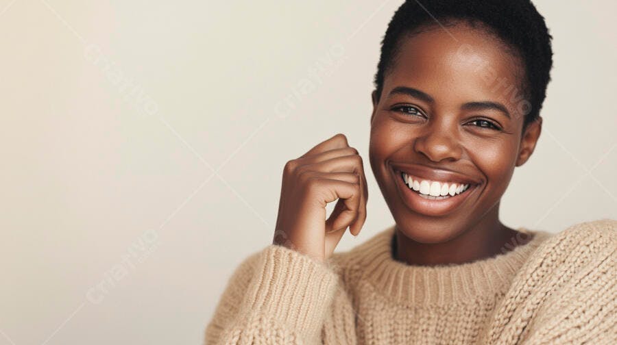 Mulher negra jovem feliz vestindo suéter bege com sorriso radiante