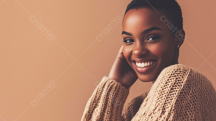 Mulher Negra feliz com suéter de tricô bege em fundo pêssego