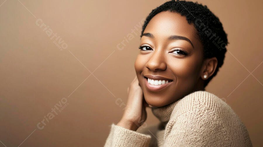 Mulher negra sorrindo com suéter bege e cabelo curto em retrato de estúdio