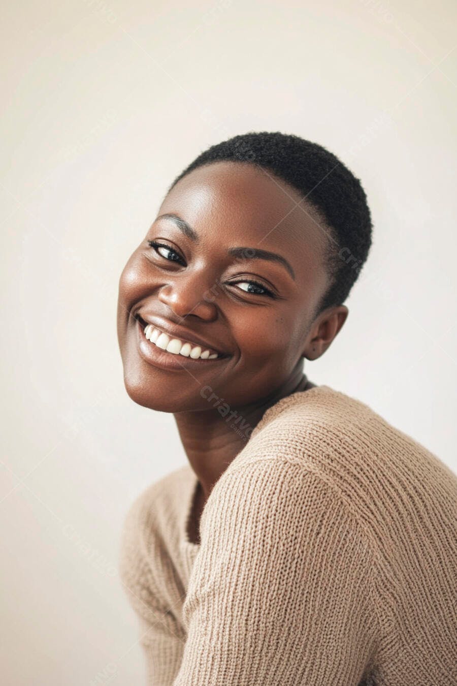 Mulher negra sorrindo feliz em suéter bege claro