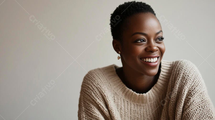 Mulher negra feliz sorrindo de suéter bege claro em um retrato