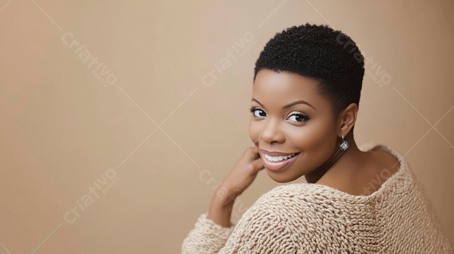 Mulher negra jovem sorrindo com cabelo curto e suéter bege de tricô