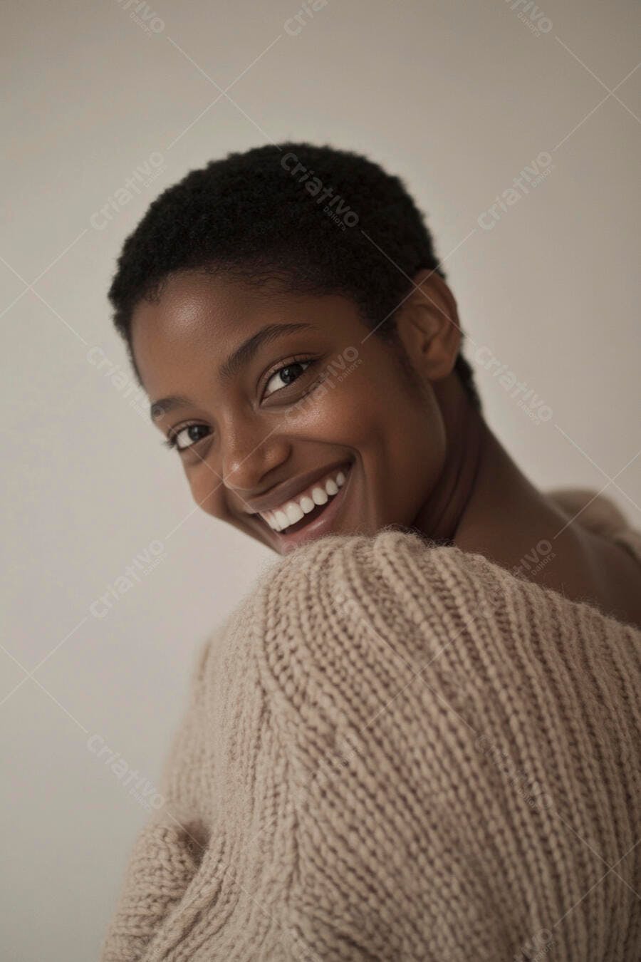 Mulher negra jovem sorrindo feliz com suéter bege tricotado