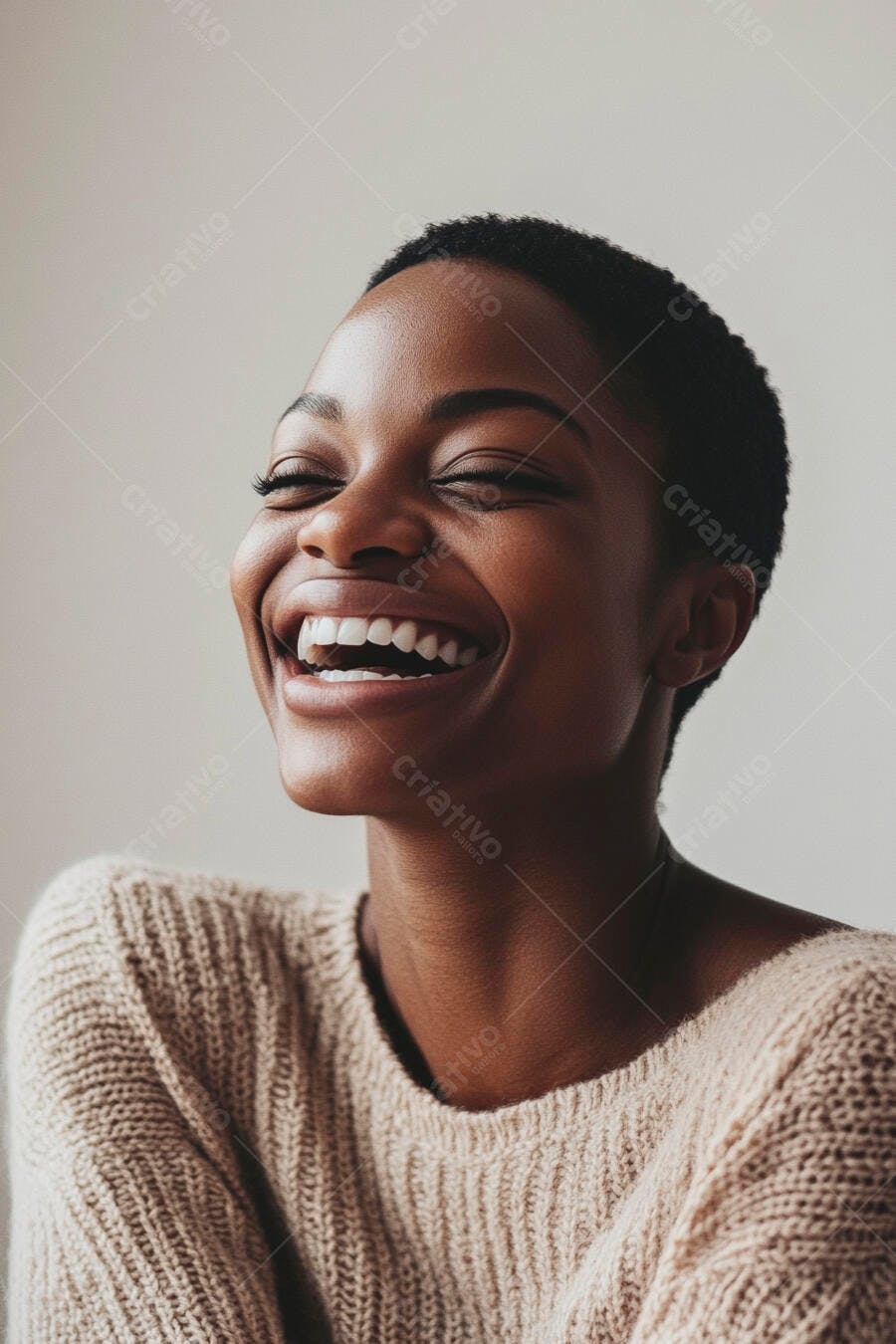 Mulher negra feliz rindo com suéter creme retrato de estúdio