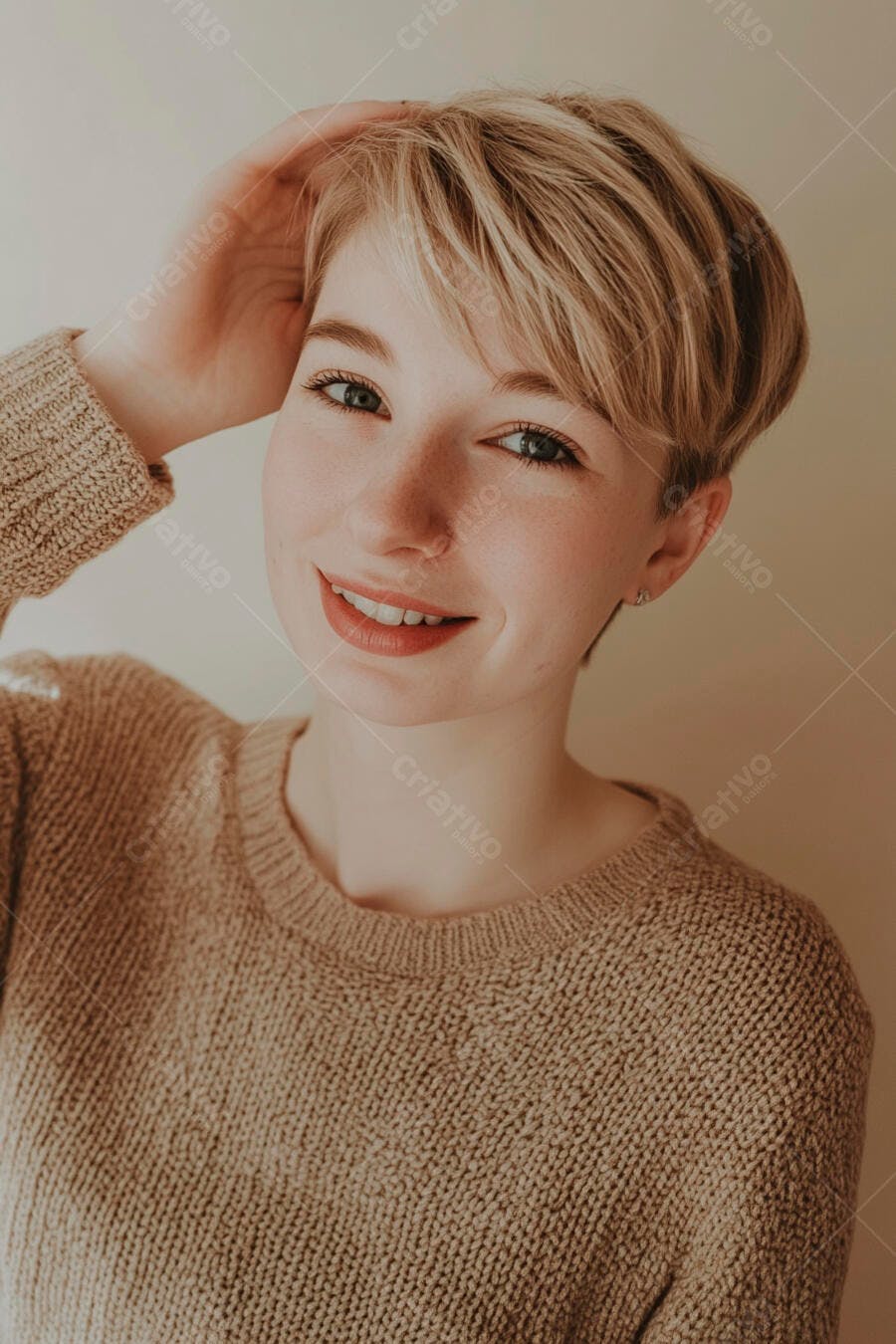 Mulher jovem caucasiana sorrindo alegremente com cabelo curto loiro em suéter bege