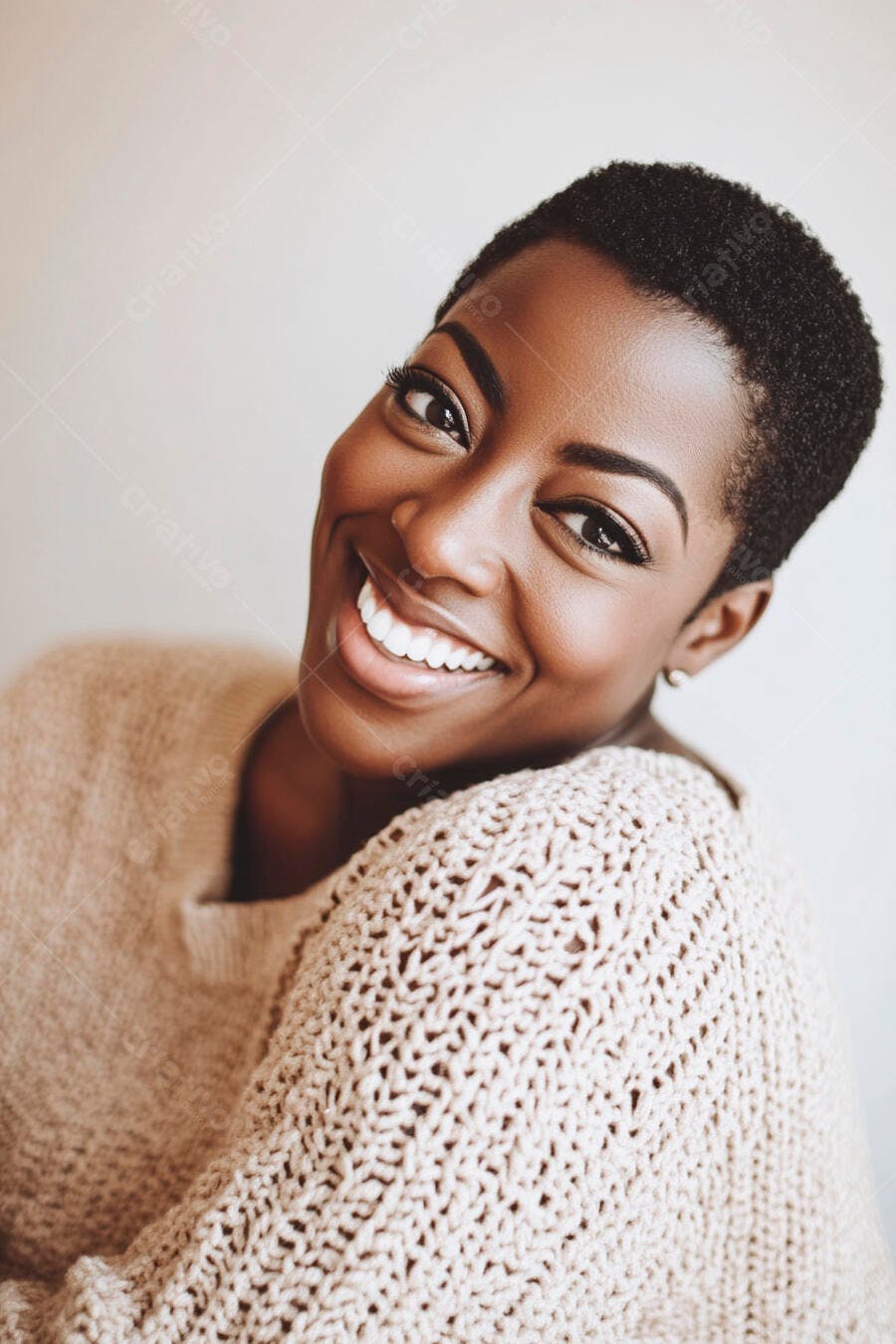 Mulher negra sorrindo feliz vestindo suéter bege em retrato otimista