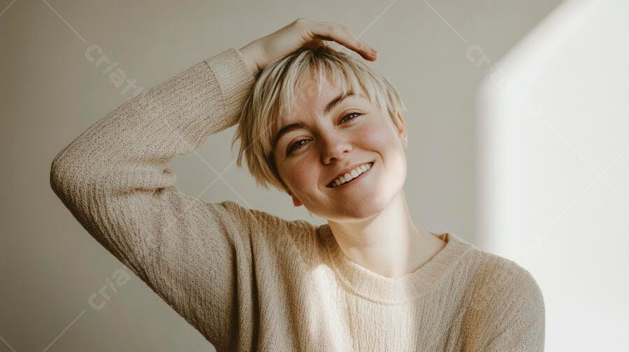 Mulher loira sorrindo feliz em suéter bege casual