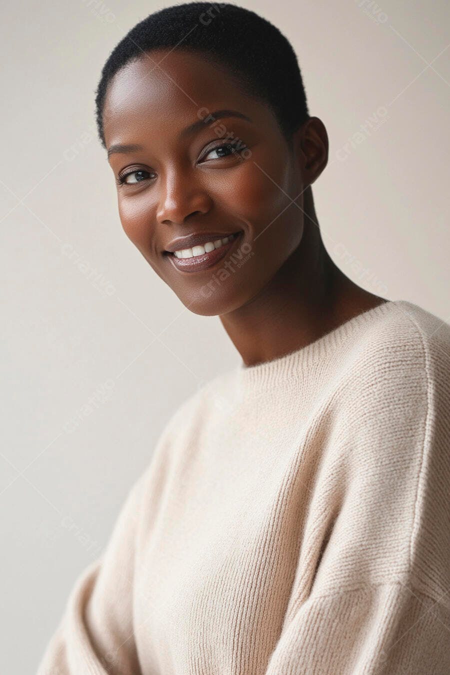 Mulher negra sorrindo feliz em suéter bege com cabelo curto