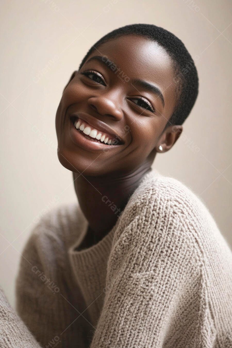 Jovem mulher negra sorrindo feliz usando suéter bege claro