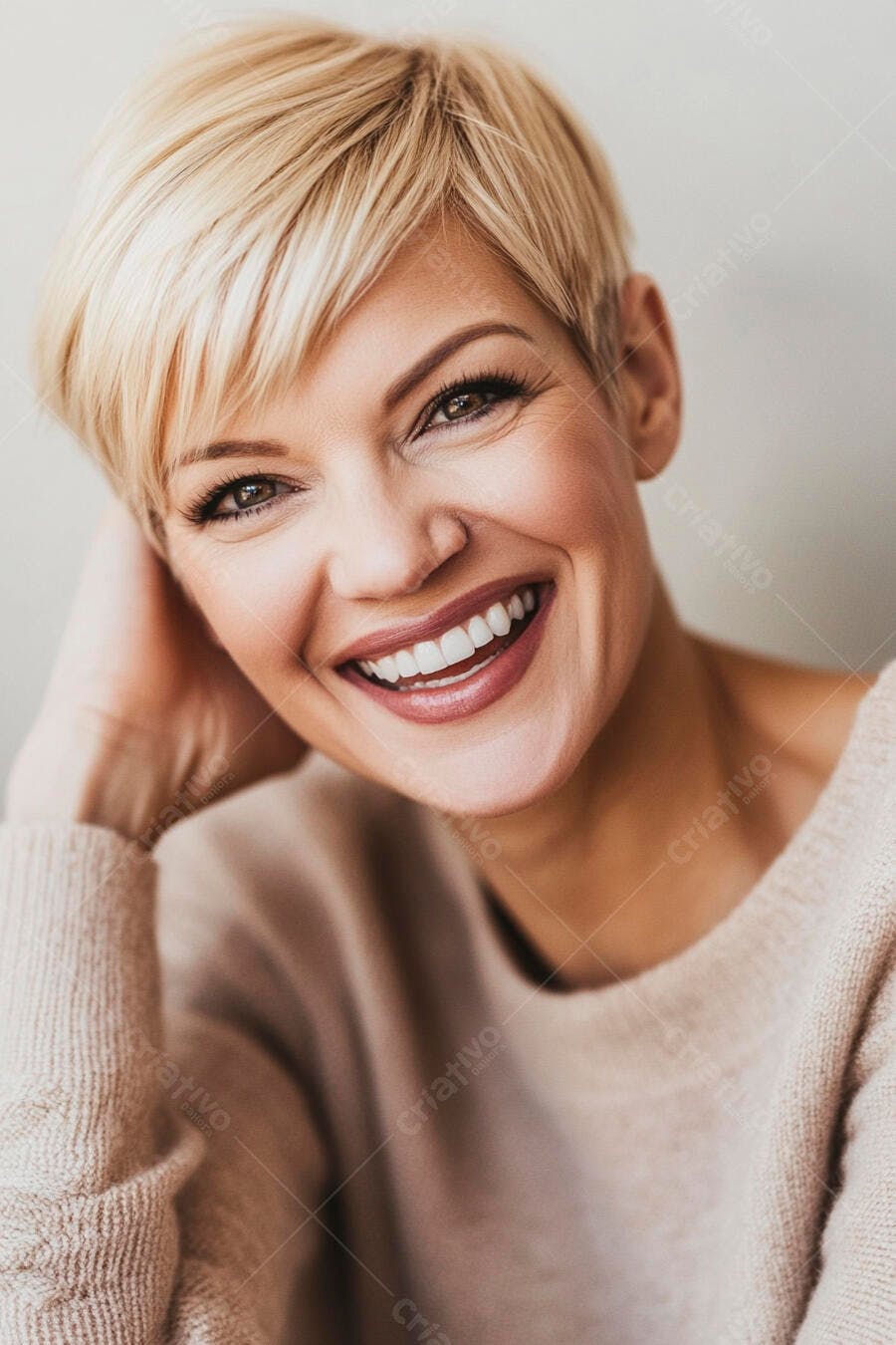 Mulher loira sorrindo com suéter bege retrato de felicidade e confiança