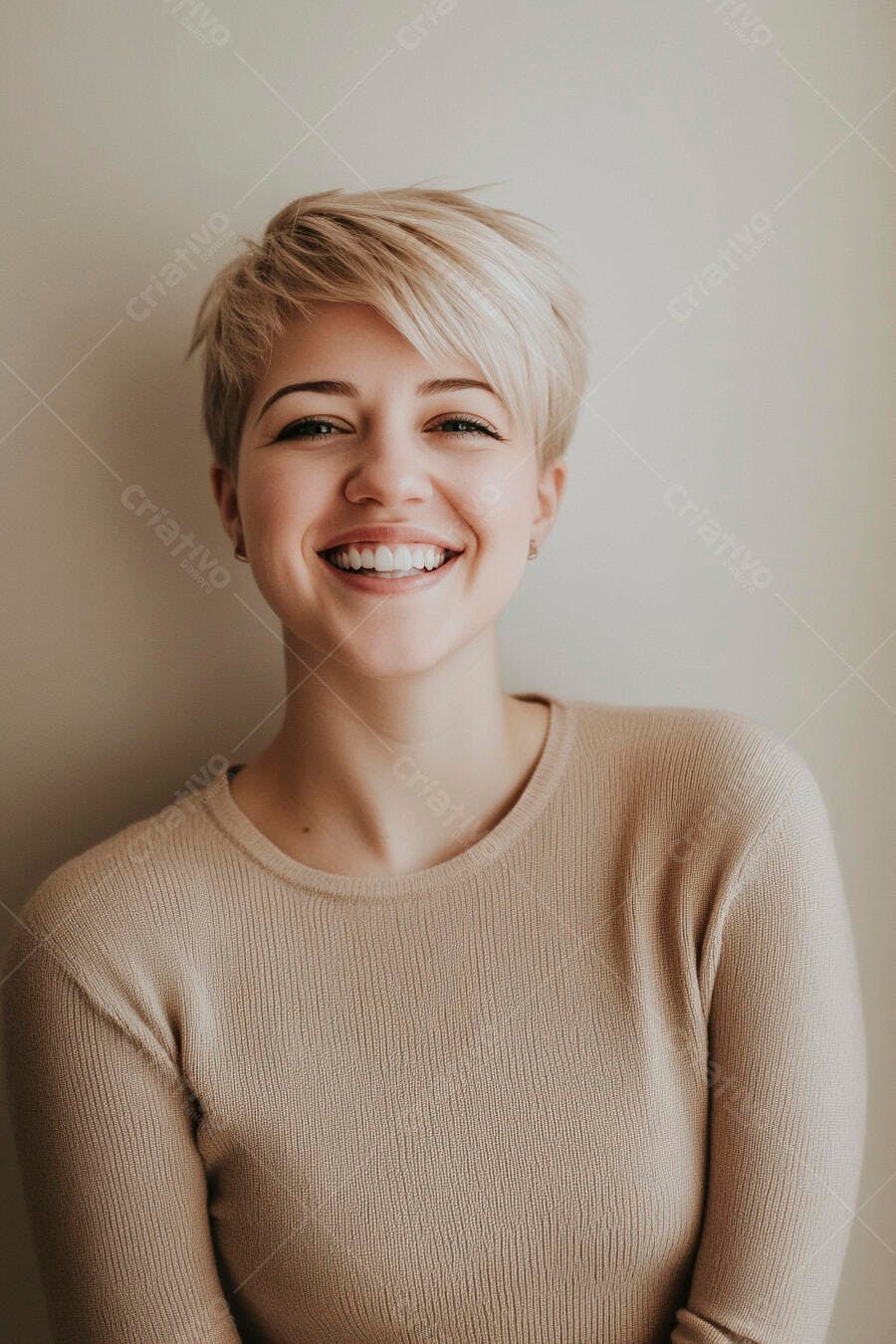 Jovem mulher loira de cabelo curto sorrindo em fundo claro
