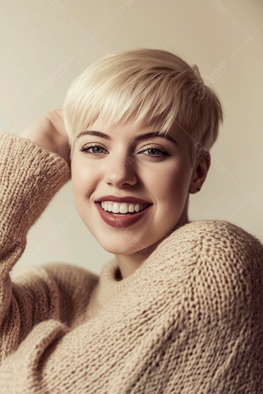 Mulher loira sorridente com cabelo curto e suéter bege