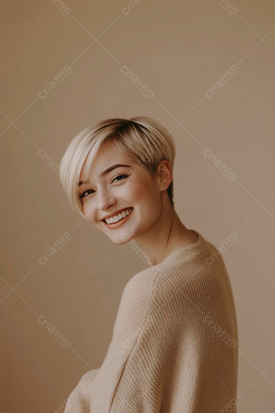 Mulher jovem loira sorrindo com cabelo curto e blusa bege clara