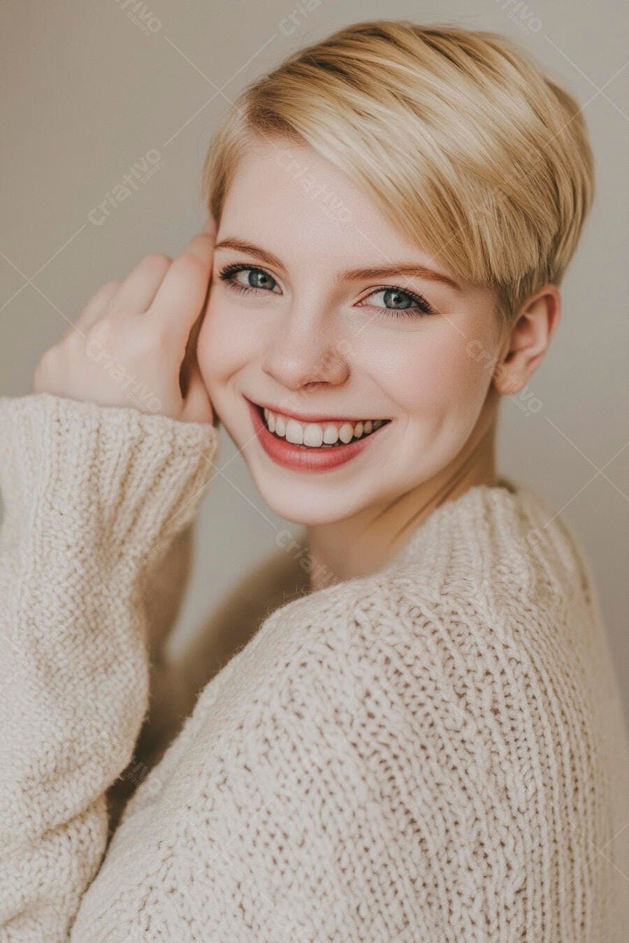 Mulher loira de cabelo curto sorrindo com suéter de tricô bege