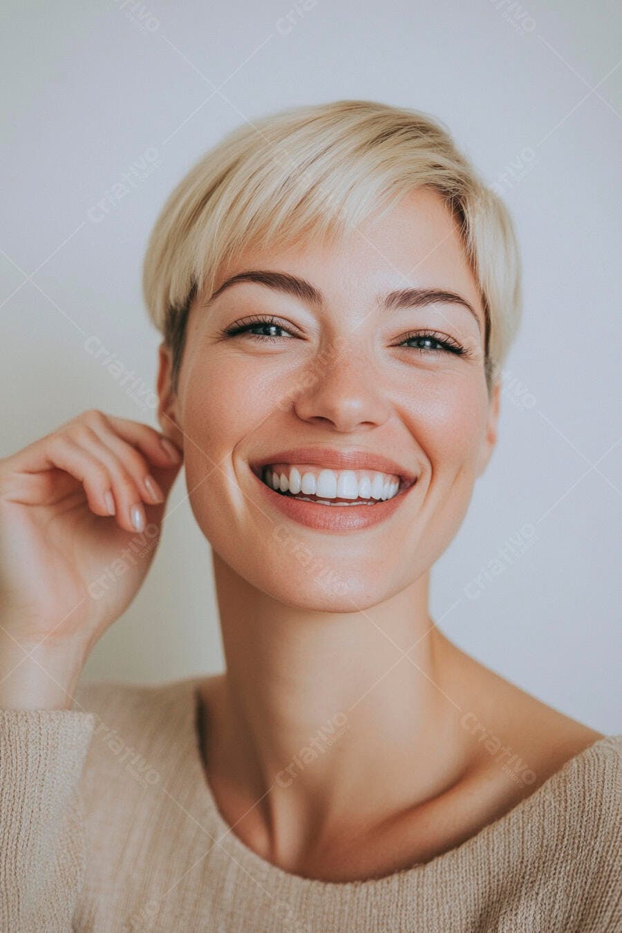 Mulher loira de cabelo curto sorrindo feliz com gesto na orelha em retrato