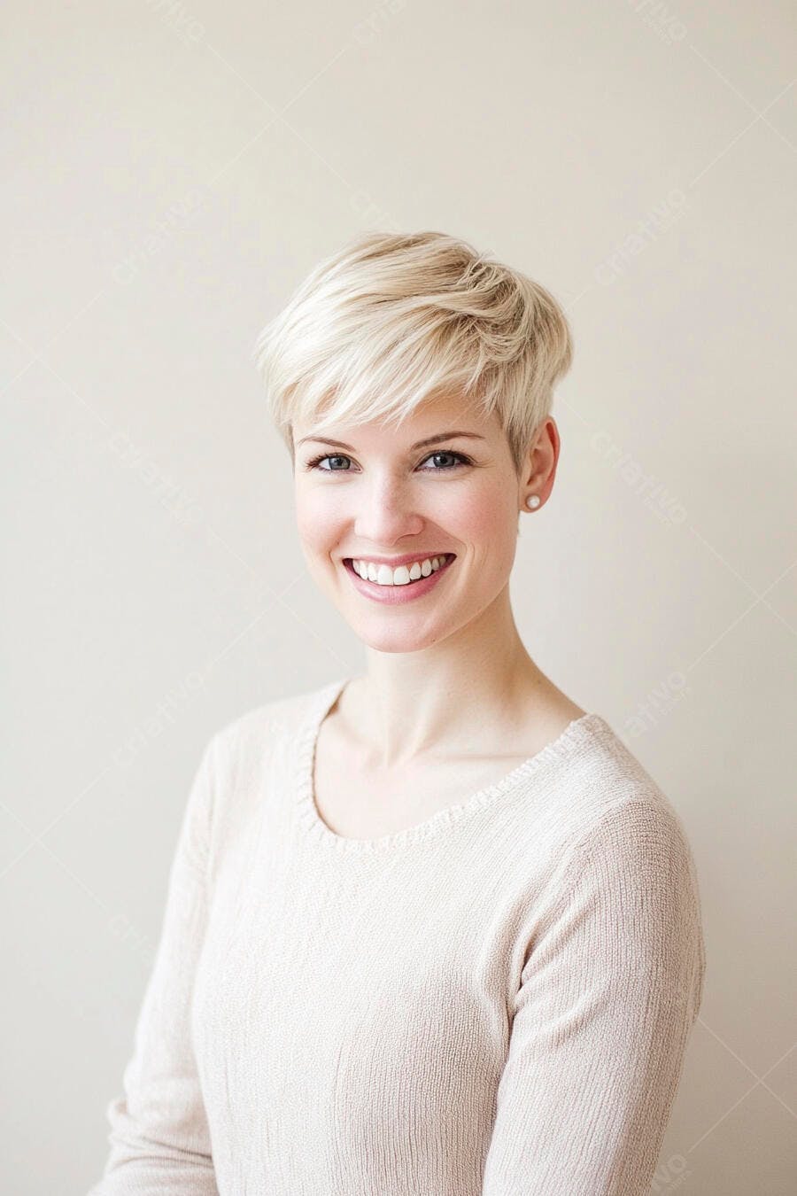 Mulher jovem sorrindo com cabelo loiro curto e suéter bege claro em retrato profissional
