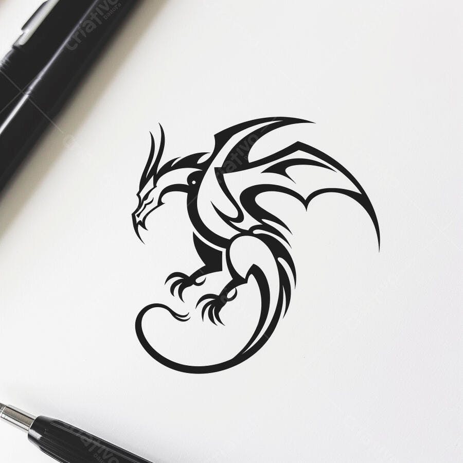 Desenho de dragão tribal preto em papel branco com canetas