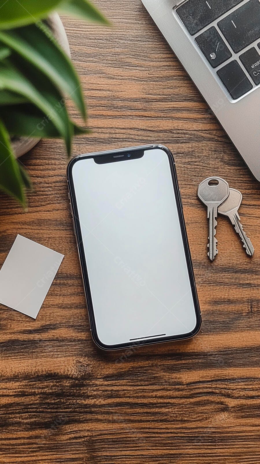 Smartphone tela branca em mesa de madeira com laptop e chaves