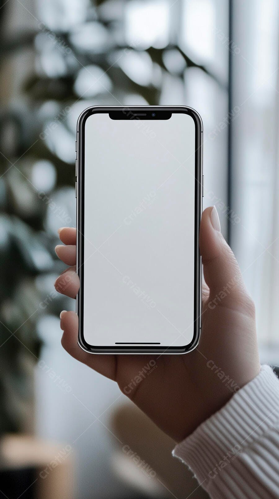 Mão segurando smartphone com tela branca mockup em ambiente interno